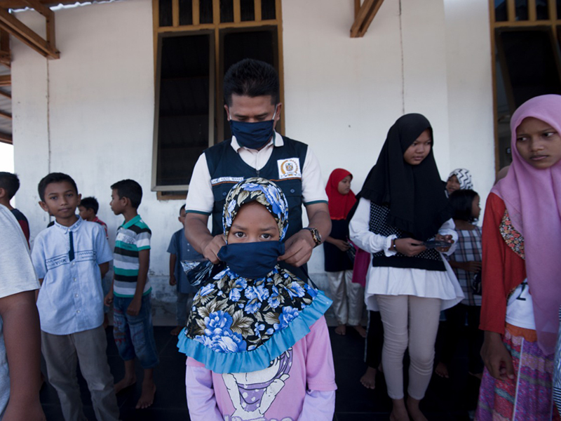 Kegembiraan Para Bocah Lampaseh Aceh Terima Masker dari Anggota Dewan
