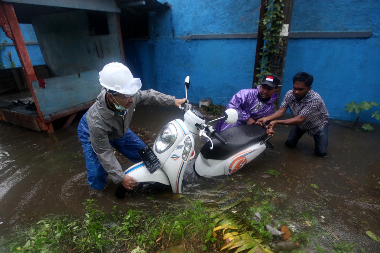 [FOTO]: Pimpinan Dewan Pantau Kondisi Wilayah Kota yang Terendam Banjir