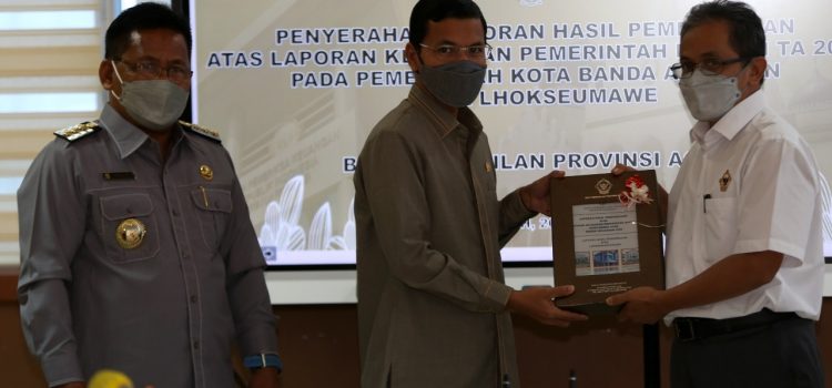 [FOTO]: Ketua DPRK Menerima LHP Laporan Keuangan Pemko Banda Aceh 2020