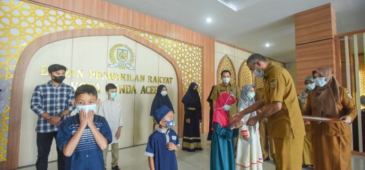 Sekretaris DPRK Banda Aceh Serahkan Santunan untuk Anak Yatim