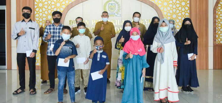 [FOTO]: Sekretaris DPRK Banda Aceh Serahkan Santunan untuk Anak Yatim