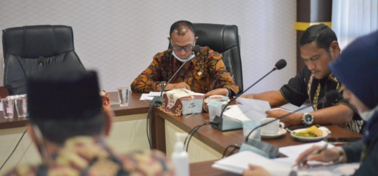 [FOTO]: Komisi II Rapat dengan Mitra dari Disnaker Banda Aceh