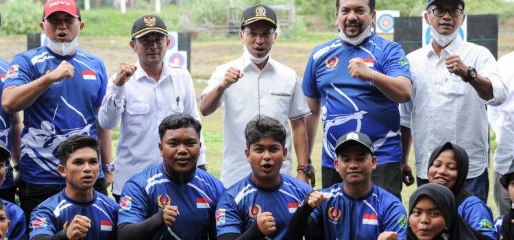 [FOTO]: Ketua DPRK Lepas Atlet Panahan Banda Aceh untuk Bertarung di Pra-PORA