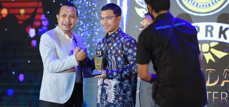 Ketua DPRK Banda Aceh Terima Serambi Awards sebagai Tokoh Responsif dan Aspiratif