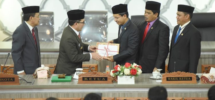 [FOTO]: Rapat Paripurna RKUA dan PPAS APBK Banda Aceh Tahun Anggaran 2023