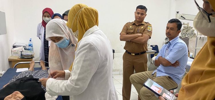 Arief khalifah Fasilitasi Pemeriksaan Mata bagi Remaja Penderita Glukoma