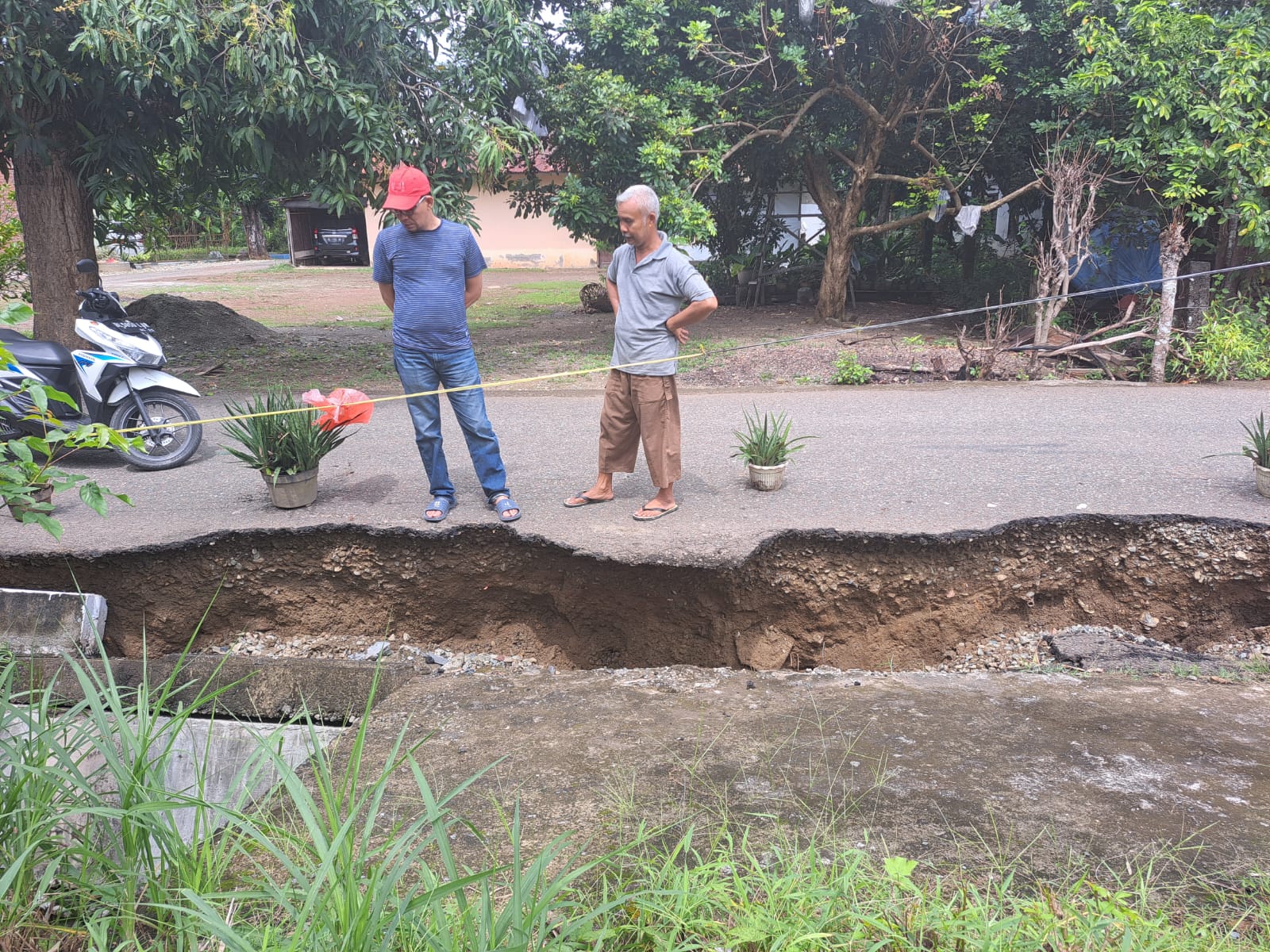 Dewan Minta Pemko Perbaiki Jalan Rusak di Gampong Ilie Ulee Kareng