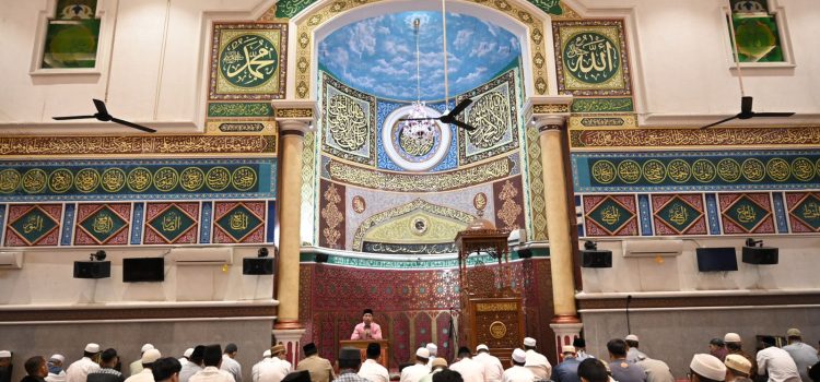 [FOTO]: Ketua DPRK Ceramah Subuh di Masjid Oman Lampriek