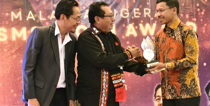 [FOTO]: Ketua DPRK Terima Anugerah SMSI Aceh 2023