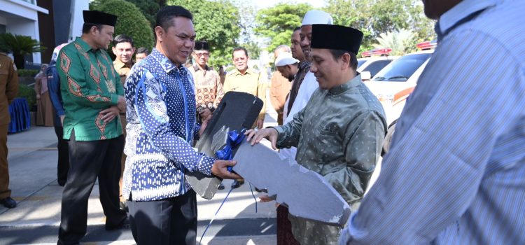 Wakil Ketua DPRK Banda Aceh Hadiri Penyerahan Delapan Ambulans untuk Masjid