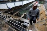 Ketua DPRK Banda Aceh Farid Nyak Umar meninjau kolam penampungan yang sedang dibersihkan dari sampah plastik di Stasiun Rumah Pompa Peuniti dan Punge, Kota Banda Aceh, Minggu (10/5/2020).