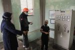 Ketua DPRK Banda Aceh Farid Nyak Umar saat berada di ruang kontrol rumah pompa di Peuniti, Kecamatan Baiturrahman.