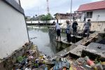 Petugas sedang membersihkan sampah yang menyumbat saluran pembuangan di Stasiun Rumah Pompa di Peuniti, Kecamatan Baiturrahman.