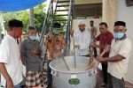 Tak ingin menyia-nyiakan kesempatan tersebut, Ketua DPRK Farid Nyak Umar segera berbaur dengan sejumlah warga yang sedang memasak bubur kanji.