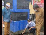 Anggota DPRK Banda Aceh Daniel Abdul Wahab (jongkok) saat meninjau gapura di Lampaseh Kota yang terancam ambruk, Senin, 11 Mei 2020.