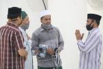 Wakil Ketua II DPRK Banda Aceh, Isnaini Husda, membagikan masker kepada jamaah Masjid Jamik Ulee Kareng, usai salat Asar, Jumat (01/05/2020).