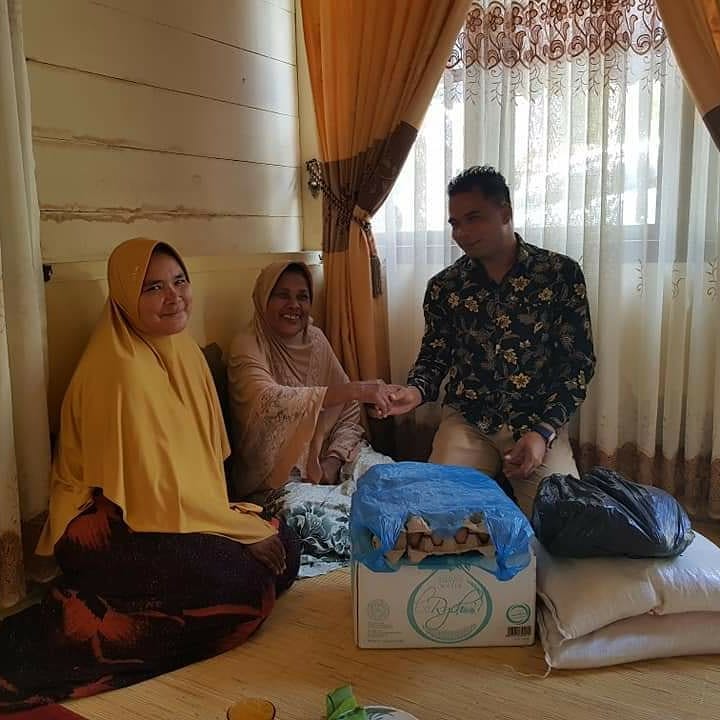 Abdul Rafur, Anggota DPRK Banda Aceh, Serahkan Sembako untuk Warga