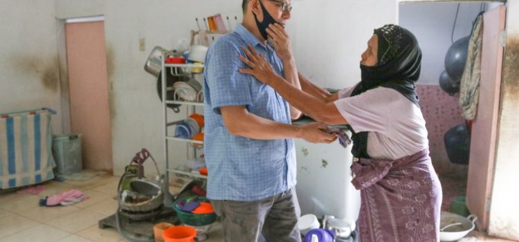 Musriadi Aswad Berbagi Kasih dengan Para Lansia