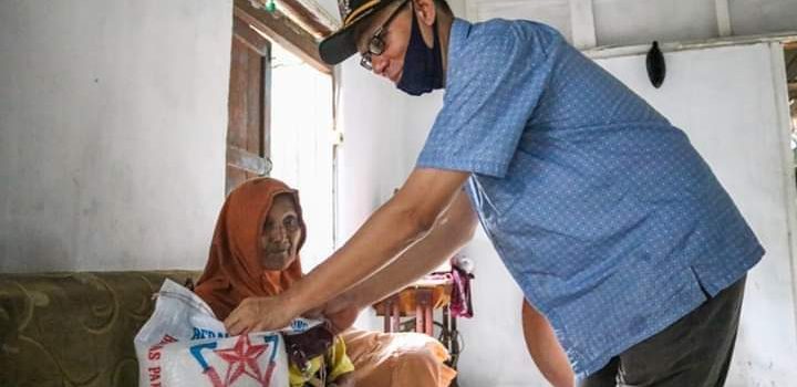 Sisihkan Gaji, Musriadi Bantu Sembako dan Masker untuk Lansia