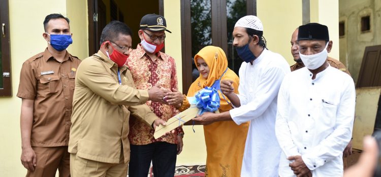 Ketua Komisi I Serahkan Bantuan Rumah untuk Warga Ulee Kareng