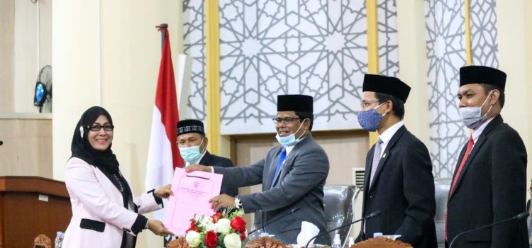 Dewan Sampaikan Pandangan Umum Fraksi terhadap Tiga Raqan Usulan Wali Kota