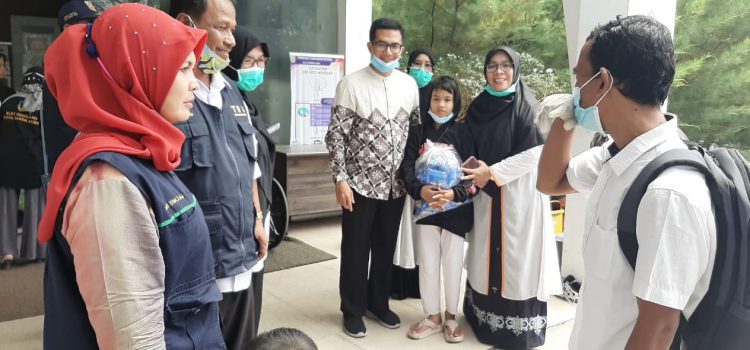 Dewan Serahkan Bantuan untuk Pasien Stroke di RSUD Meuraxa