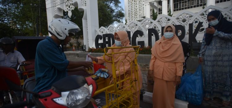 Dharma Wanita Sekretariat DPRK Bagikan Takjil untuk Warga Dharma Wanita Sekretariat DPRK Bagikan Takjil untuk Warga