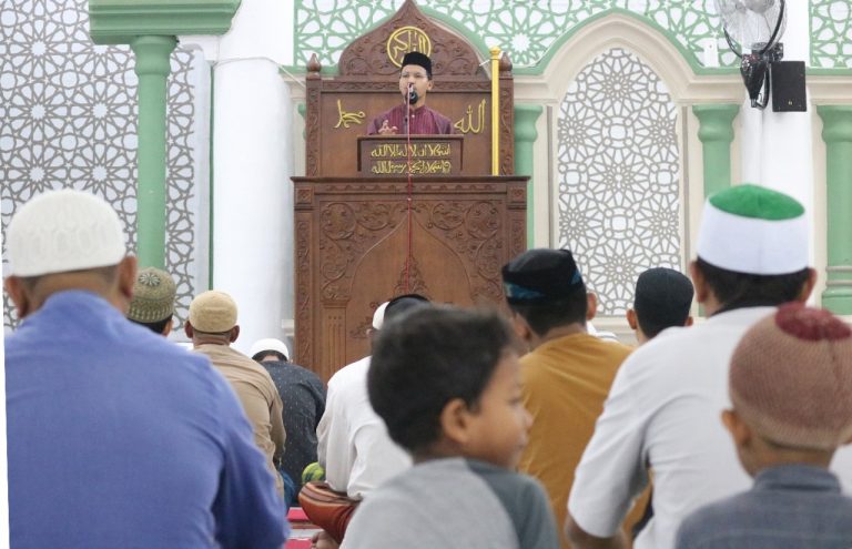 [FOTO] Ketua DPRK Isi Ceramah Tarawih di Masjid Gampong