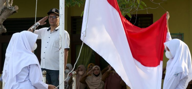 [FOTO]: Ketua Komisi I Jadi Pembina Upacara Bendera di SMPN 10 Banda Aceh