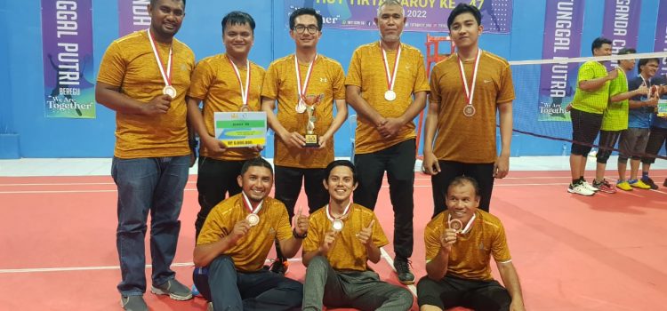 [FOTO]: Tim DPRK Banda Aceh Juara 3 Turnamen Badminton HUT Ke-47 Tirta Daroy