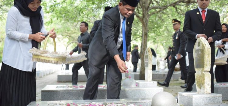 [FOTO]: Wakil Ketua DPRK Tabur Bunga di TMP Ateuk Pahlawan