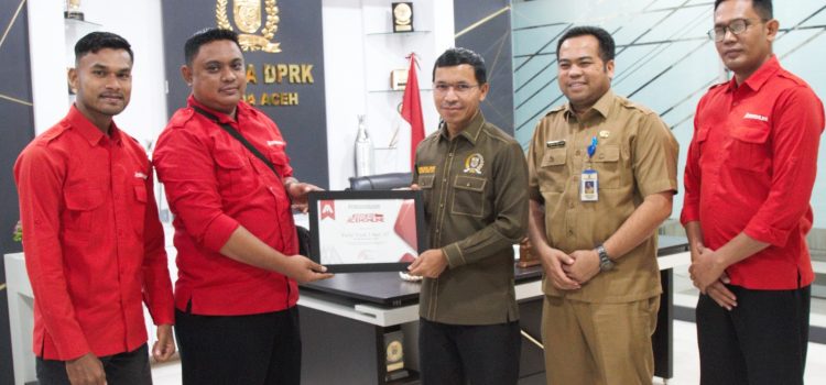 Ketua DPRK Terima Penghargaan Sahabat Aceh Online