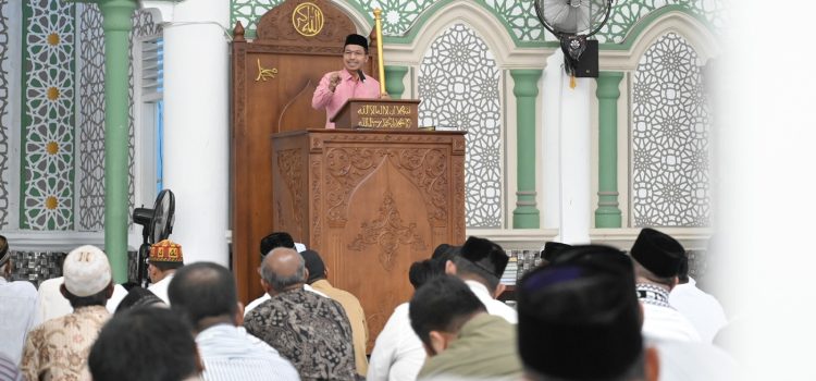 Khutbah di Masjid Al-Mukarramah, Ketua DPRK: Kita Mulia Karena Islam