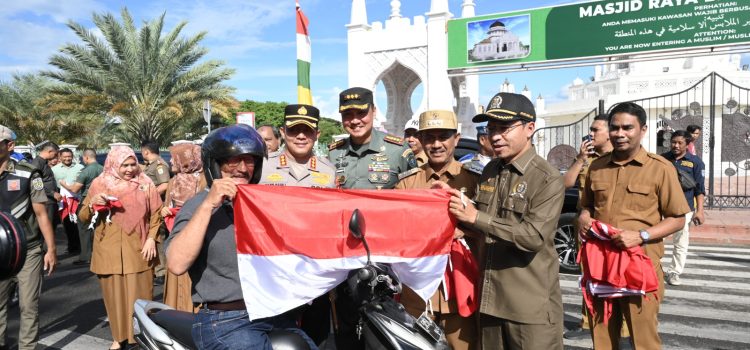 Ketua DPRK Bersama Forkopimda Kota Bagikan Bendera Merah Putih