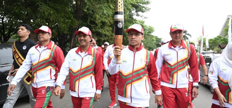 [FOTO]: Ketua DPRK Bawa Obor PON Menuju Pendopo Gubernur