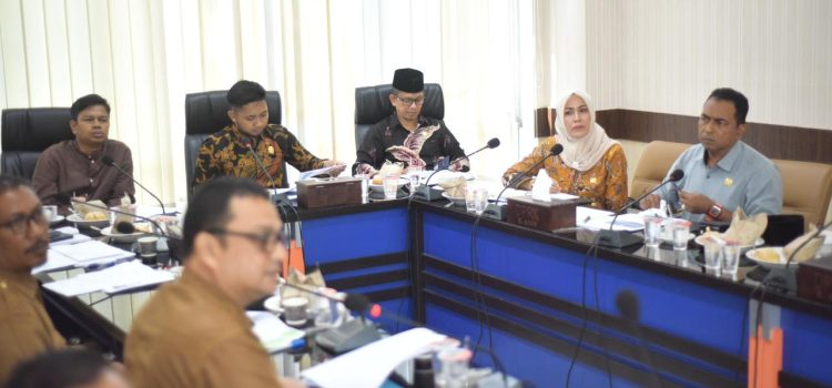 [FOTO]: Rapat Komisi II dengan Staf Ahli Wali Kota Bidang Ekonomi, Keuangan, dan Pembangunan, Asisten II, Bagian Ekonomi dan SDM dan Bagian Adm Pembangunan Kota Banda Aceh