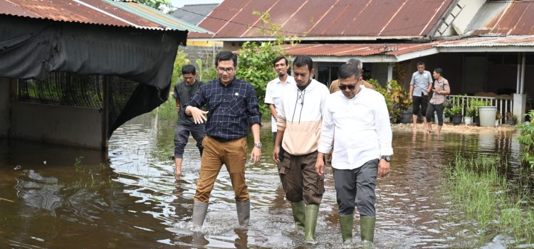 Tindak Lanjuti Laporan Warga, Ketua DPRK Banda Aceh Tinjau Perumahan Tegenang Banjir di Gampong Emperom