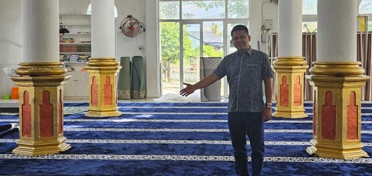 Wakil Ketua DPRK Daniel Abdul Wahab Serahkan Ambal Sajadah untuk Masjid Al Uswah 