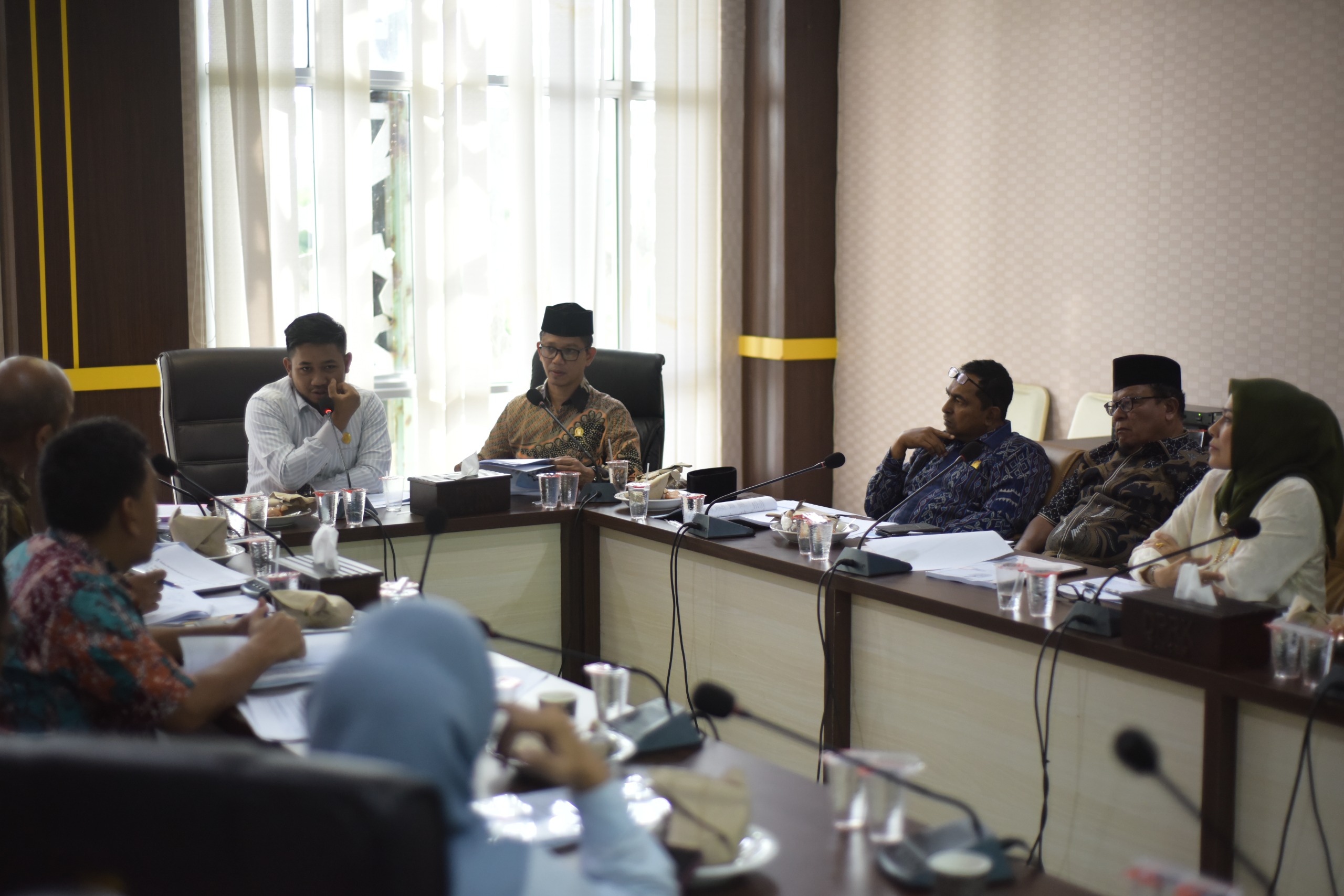 [FOTO] : Rapat Komisi II dengan mitra kerja Dinas Pariwisata dan Dinas Penanaman Modal & Pelayanan Terpadu Kota Banda Aceh