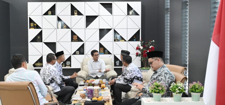 Ketua DPRK menerima Audiensi Bersama PGRI Banda Aceh