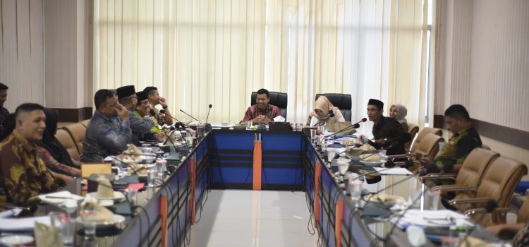 [FOTO] : Rapat Komisi IV dengan mitra kerja Assisten I Setda BNA, Staf Ahli Bidang Keistimewaan, Dinas Syariat Islam, Dinas Pendidikan Dayah dan Kabag Kesra Setda Kota Banda Aceh