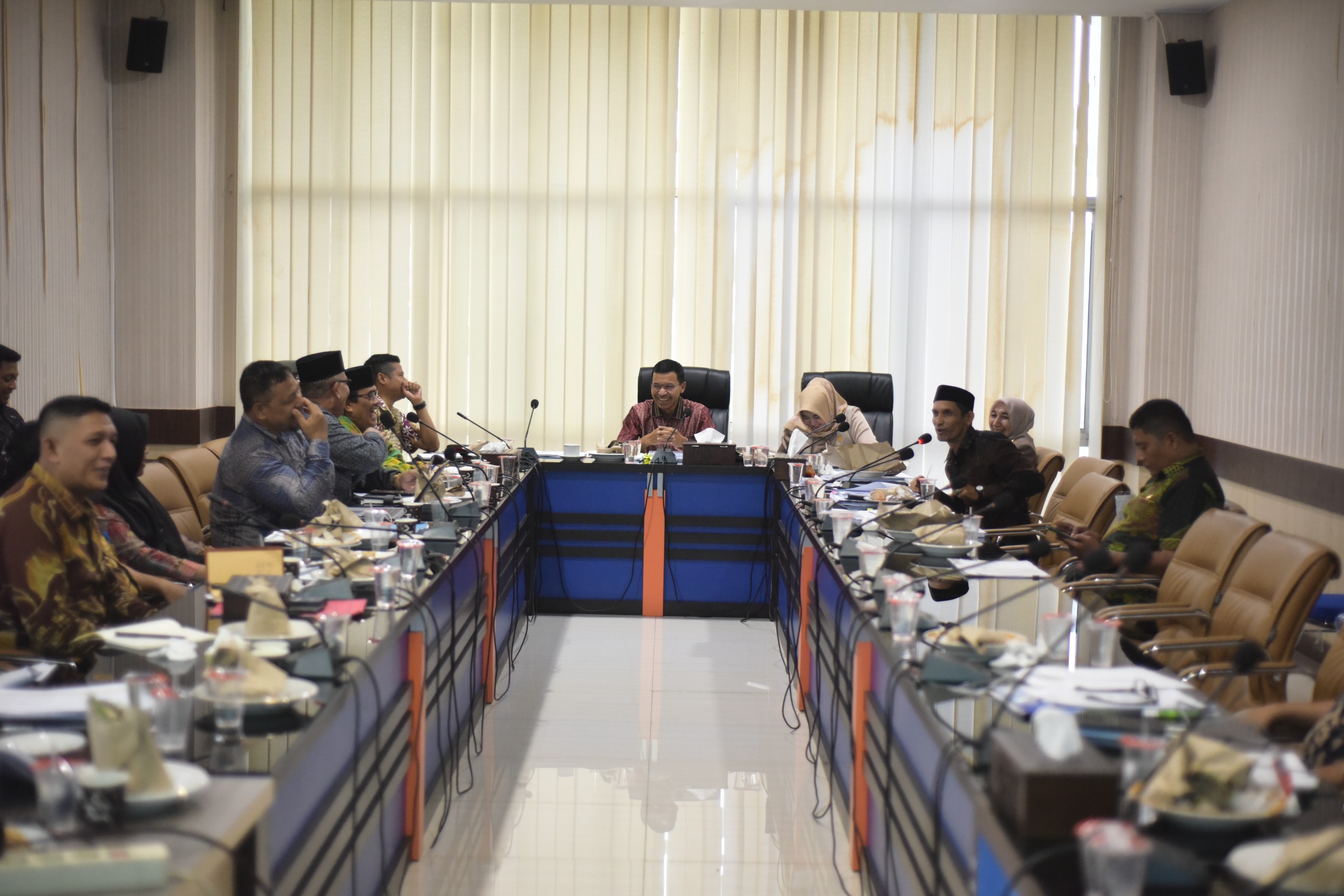 [FOTO] : Rapat Komisi IV dengan mitra kerja Assisten I Setda BNA, Staf Ahli Bidang Keistimewaan, Dinas Syariat Islam, Dinas Pendidikan Dayah dan Kabag Kesra Setda Kota Banda Aceh