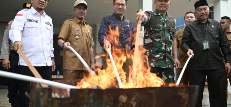 [FOTO] : Pemusnahan Sisa Surat Suara Rusak dan Pelepasan Secara Simbolis Distribusi Logistik Pilkada Tahun 2024