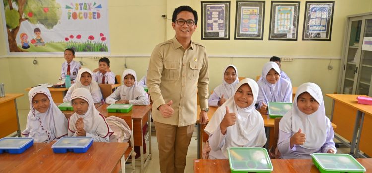 Ketua DPRK Tinjau Pelaksaan Makan Gratis di SD Negeri 66 Banda Aceh