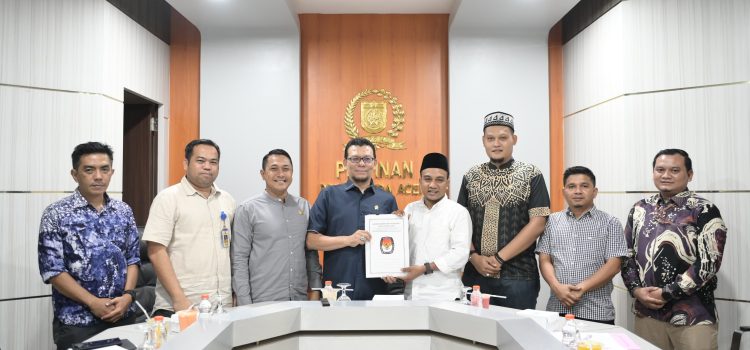 [FOTO] : Penyerahan Dokumen Penetapan Walikota dan Wakil Walikota Terpilih Periode 2025-2030