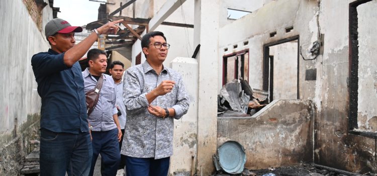 Ketua DPRK Banda Aceh bersama Fraksi PKS Salurkan Bantuan untuk Korban Kebakaran di Ateuk Pahlawan