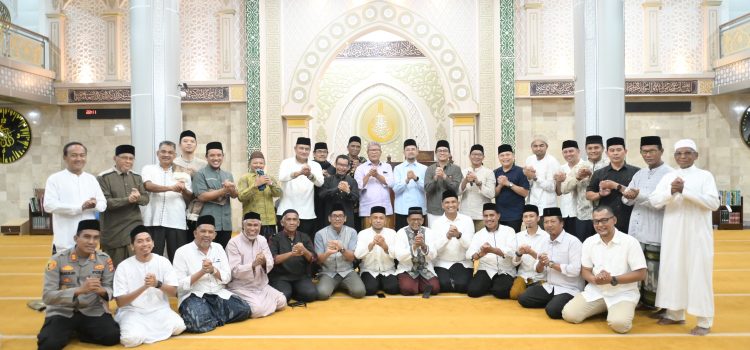 Galeri : Ketua DPRK Banda Aceh Menghadiri Tarawih bersama Walikota