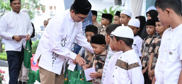 Galeri : Pimpinan DPRK Banda Aceh menghadiri kegiatan Pemberian Santunan Anak Yatim dan Buka Puasa bersama dalam rangka Hari Yatim
