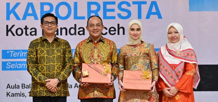 Galeri : Pimpinan DPRK Banda Aceh turut menghadiri acara lepas sambut Kapolresta Banda Aceh Galeri : Pimpinan DPRK Banda Aceh turut menghadiri acara lepas sambut Kapolresta Banda Aceh