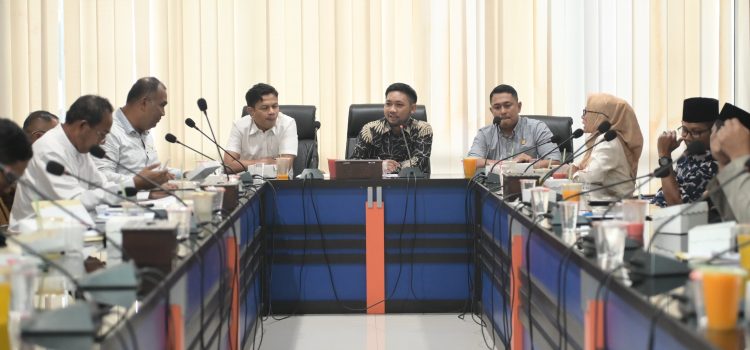 Galeri : Komisi II DPRK Banda Aceh mengadakan pertemuan dengan Dinas Koperasi, UKM dan Perdagangan Kota Banda Aceh serta Persatuan Para Pedagang Pasar Aceh Galeri : Komisi II DPRK Banda Aceh mengadakan pertemuan dengan Dinas Koperasi, UKM dan Perdagangan Kota Banda Aceh serta Persatuan Para Pedagang Pasar Aceh